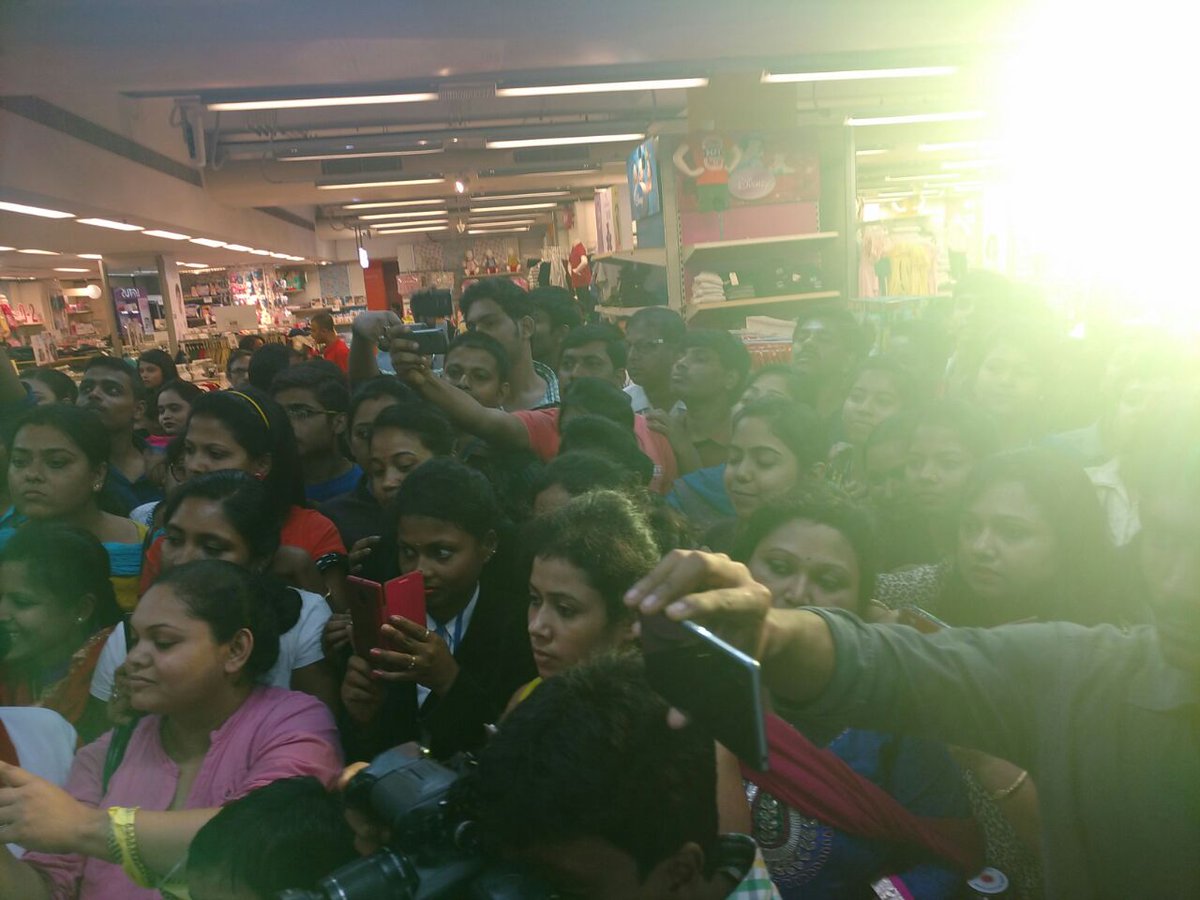 fbb_india's tweet photo. Look at the crazy turnaround of the audience at #LakeMall fbb store! Rush there now! #PujoReadyPara https://t.co/DlpPgDq9TM
