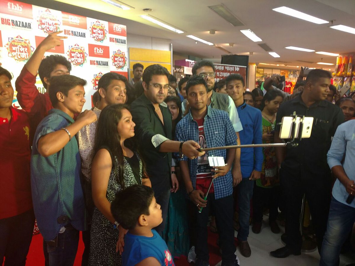 fbb_india's tweet photo. .@myslf_soham indulges the audience by clicking fashionable selfies with them! #PujoReadyPara https://t.co/OFTPE3OIWO
