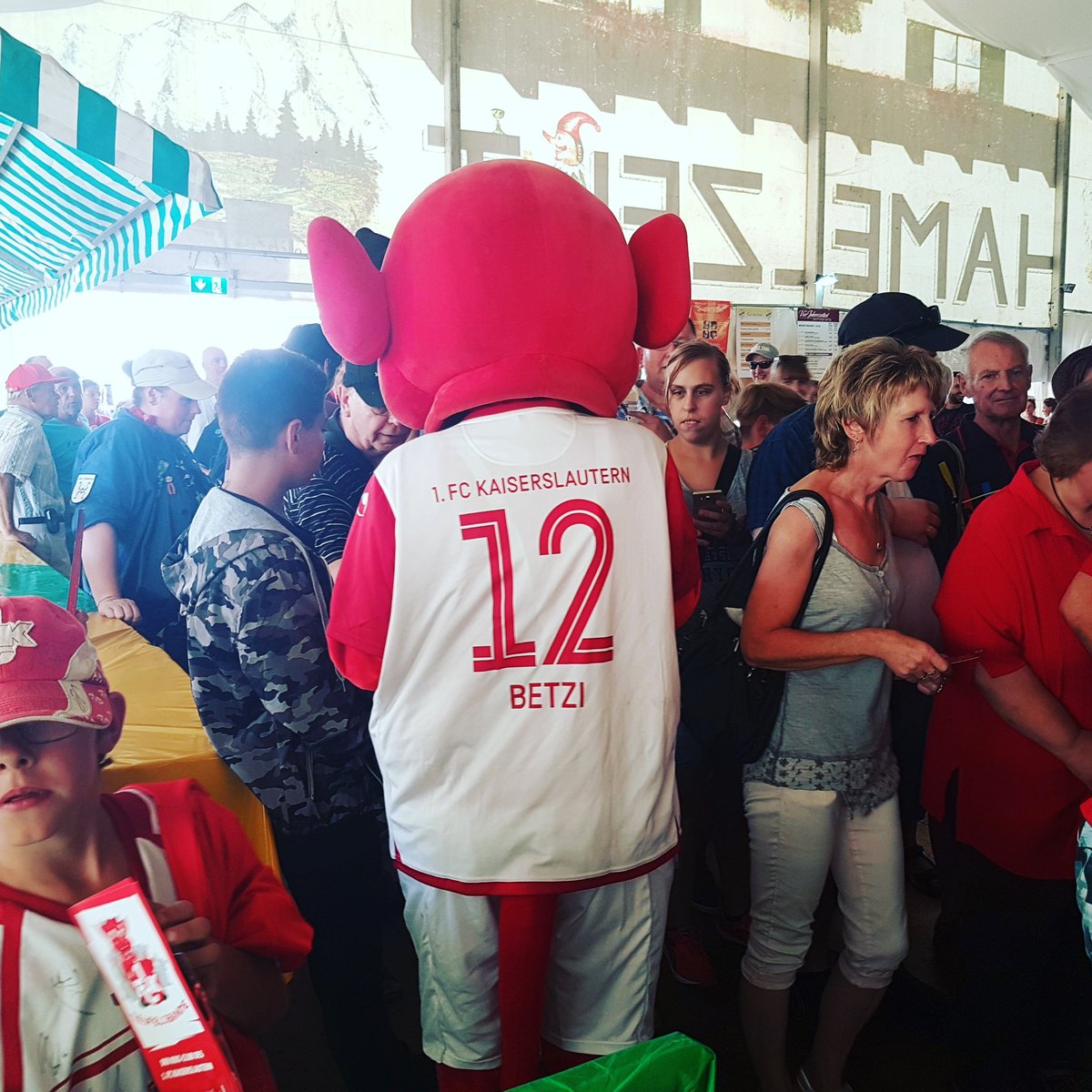 Rote_Teufel's tweet photo. #Betzi sorgt schon mal vorab für gute Stimmung auf dem @wurstmarkt! #FCK #Betze #zusammenlautern https://t.co/hkBQVQBWTU