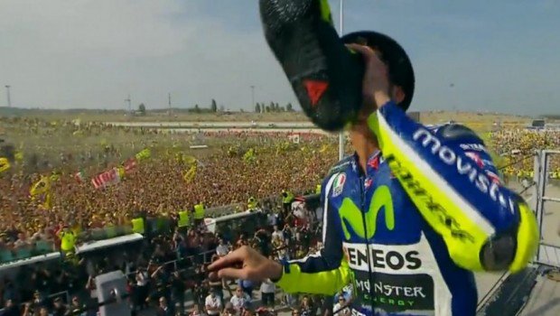 Beritasatu's tweet photo. #PopulerB1 8: Rossi dan Selebrasi "Shoey" Ala Australia https://t.co/XxRA9p2Rcf https://t.co/jaXK1IvzXN