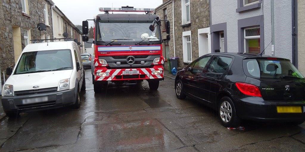 RoadSafetyWales's tweet photo. Help our emergency services by parking considerately every time - it could save a life. #ThankYou https://t.co/mIuC0kbsiE
