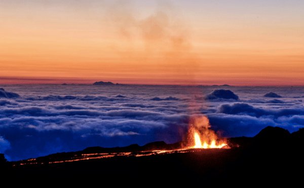 Retour en images sur l'éruption au petit matin: Le Piton de la Fournaise... | #zinfos974 zinfos974.com/Retour-en-imag…