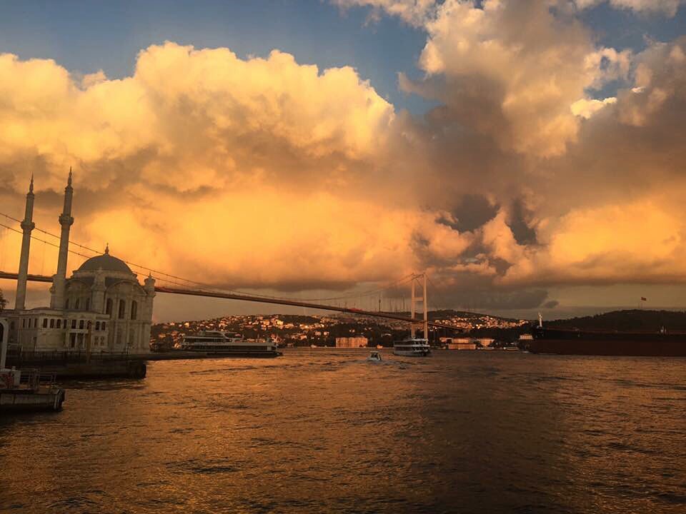 RadissonBLU_BOS's tweet photo. Mesafelerin kısaldığı, sevdiklerinizle birlikte geçireceğiniz mutlu bir bayram dileriz. https://t.co/DLBCOZe4bJ