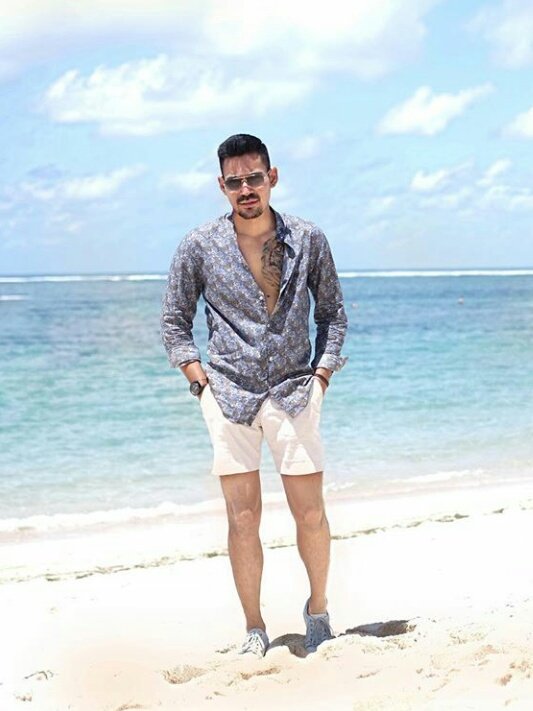 mrvvip's tweet photo. Robby Purba beachwear on sunny beach day. #selebstyle https://t.co/AenVN8aGTL