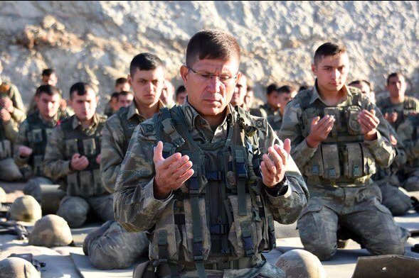 fatihtezcan's tweet photo. Asker Kaletepe'de bayram namazı kılmış!

PKK'nın sonunu merak eden,

Türk Ordusu namaz kılınca ne yapmış ona baksın! https://t.co/zQIa51CY7U