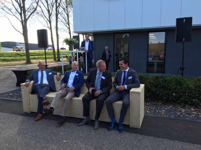 Tevreden klanten van <a href="/rijschool_Dek/">Dek</a>, afgelopen zaterdag bij de officiële opening! Prachtig pand!