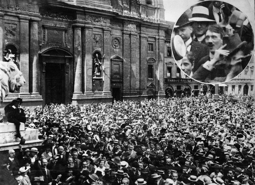 Kj در توییتر ハインリヒ ホフマンの嘘 この写真は彼が1914年8月2日に 第一次世界大戦開戦に沸くドイツの群集を撮影したものでその中にヒトラーが と発表されたが当時のヒトラーはカイゼル髭のはずであり プロパガンダとして偽られたものであろう