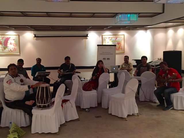 AlkaYagnikFan_C's tweet photo. @thealkayagnik #Live #Concert #Bahrain Sound Chek #12September2016 https://t.co/dq3pvj6AGW