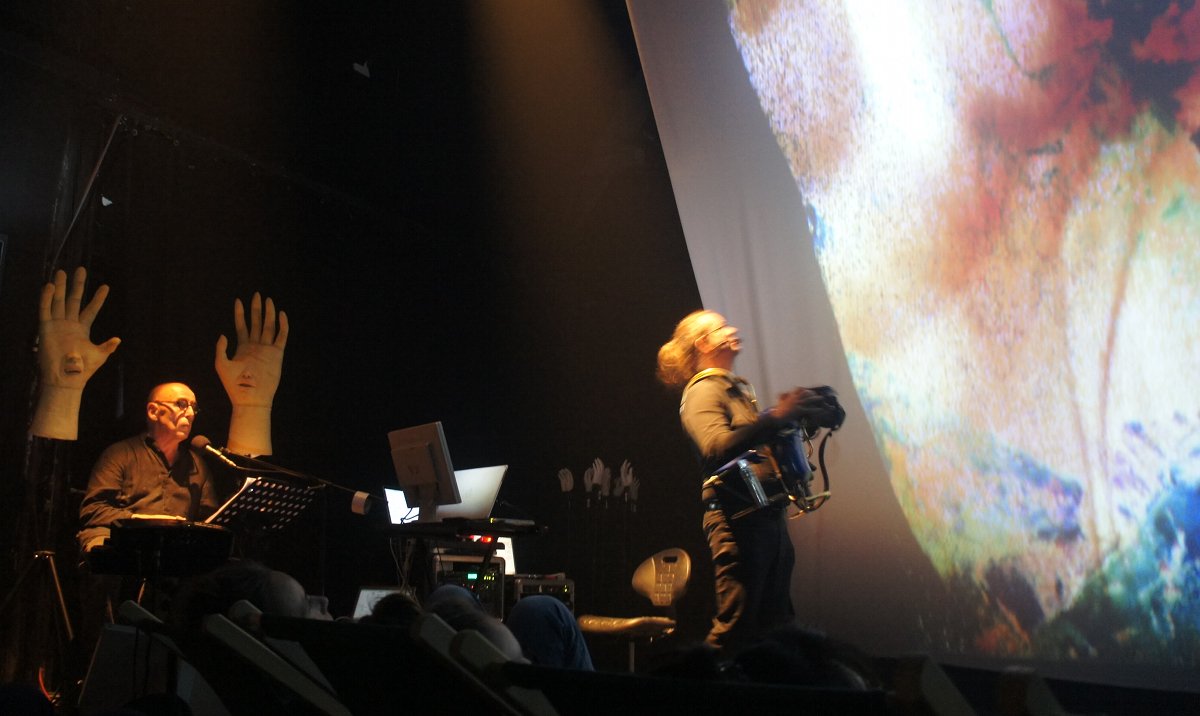 puce_muse's tweet photo. Le doux,le caché,le ravissement : à la croisée du light painting, de Bach &amp; de l'art numérique 18.9 @NefManufacture https://t.co/RKTBj9i2po