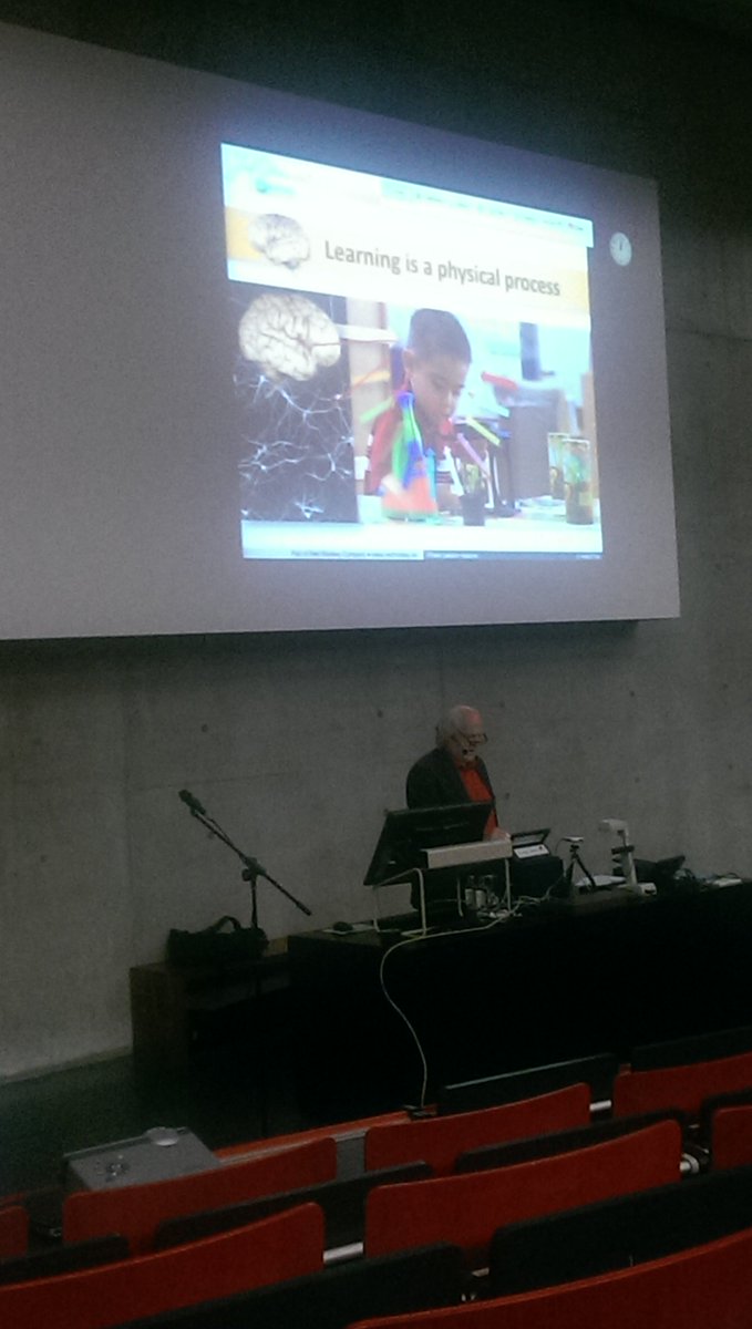 Jef Staes voor revolutie van sheep management naar gamification tijdens wake up sessie #FEBinnovatie #UGentFEB