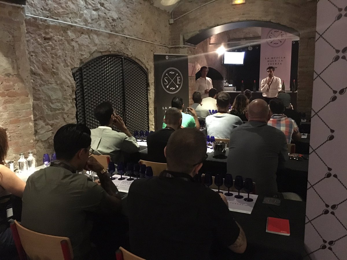 CreativeBar's tweet photo. Empezando la semifinal de @SxE_spirit Barcelona. La mezcla hace la fuerza! Gran convocatoria! https://t.co/kpdvsQZqw2