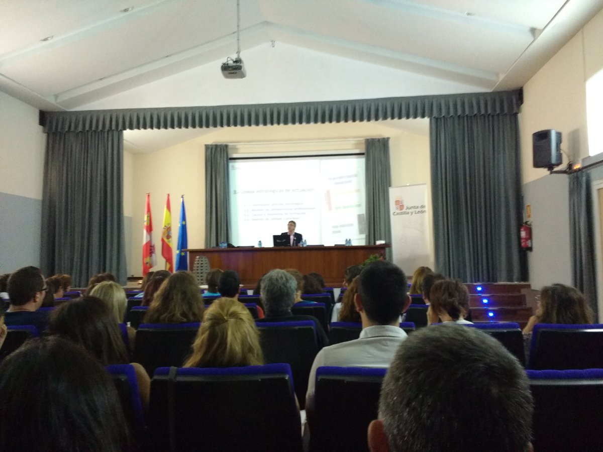 jcmisanz's tweet photo. Jose Alberto Hernández Gañan nos habla del modelo de formación permanente en CyL #CSFPJCYL https://t.co/nRLVrjeoSN