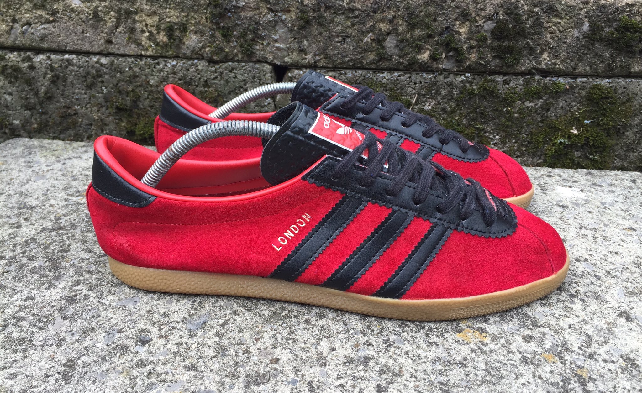 entrega Perfecto infinito Trainers Reborn on Twitter: "Adidas #London after a re dye. Much better  shade of red on these now! @DeadstockUtopia https://t.co/NkNaBOe8R5" /  Twitter