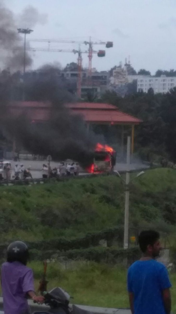 ahana027's tweet image. Truck set on fire near Nice Road, Bangalore.
#printpods #observethis16 #insertcomma #CauveryIssue