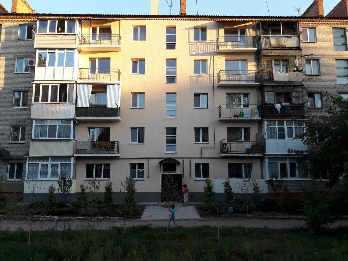 ZubkoGennadiy's tweet photo. Відновлені після обстрілів російських бойовиків житлові будинки Слов’янська вже придатні для комфортного проживання. https://t.co/qBB0YQphKj