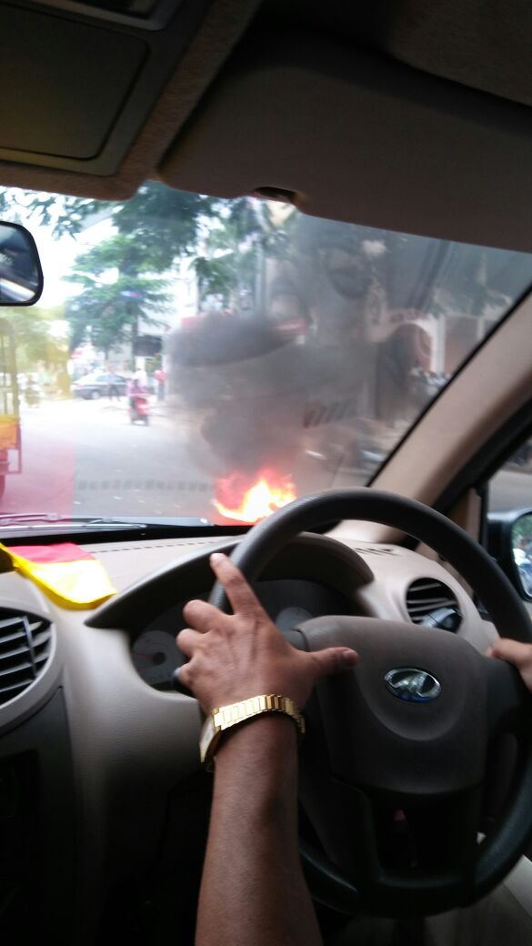 Sunayana Suresh (@sunayanasuresh) on Twitter photo This is on JP Nagar Main Road outside Food World #RightNow #CauveryIssue #Bengaluru This is on JP Nagar Main Road outside Food World #RightNow #CauveryIssue #Bengaluru