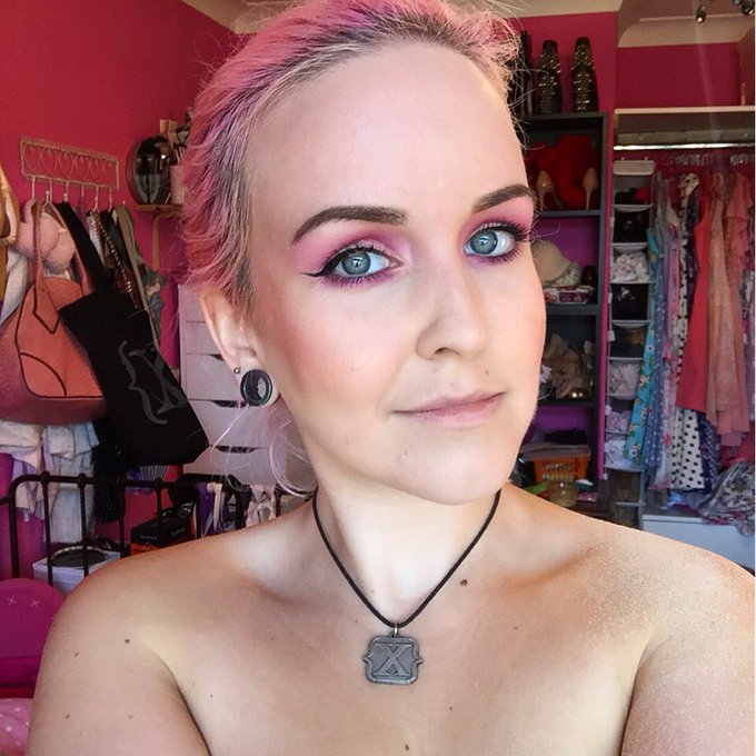 And with makeup 😅 no filter #suicidegirls #selfie https://t.co/yhoczWEKYP<a href="/tag/suicidegirls"class="tags">#suicidegirls</a><a href="/tag/selfie"class="tags">#selfie</a>