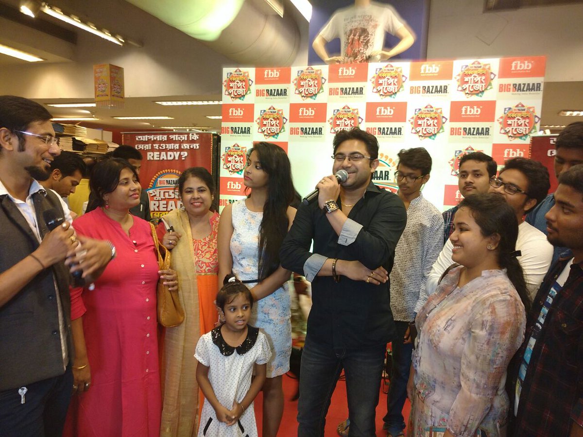 fbb_india's tweet photo. @myslf_soham giving out his personal style tips for people int he store! #Kolkata #PujoReadyPara #HighlandPark https://t.co/zsGlkXJgYn