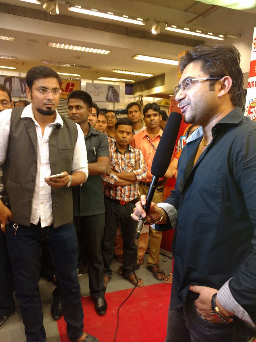 fbb_india's tweet photo. He's interacting with the audience and answering their questions! Get to #HighLandPark right now! #Kolkata https://t.co/FnepWOSNKm