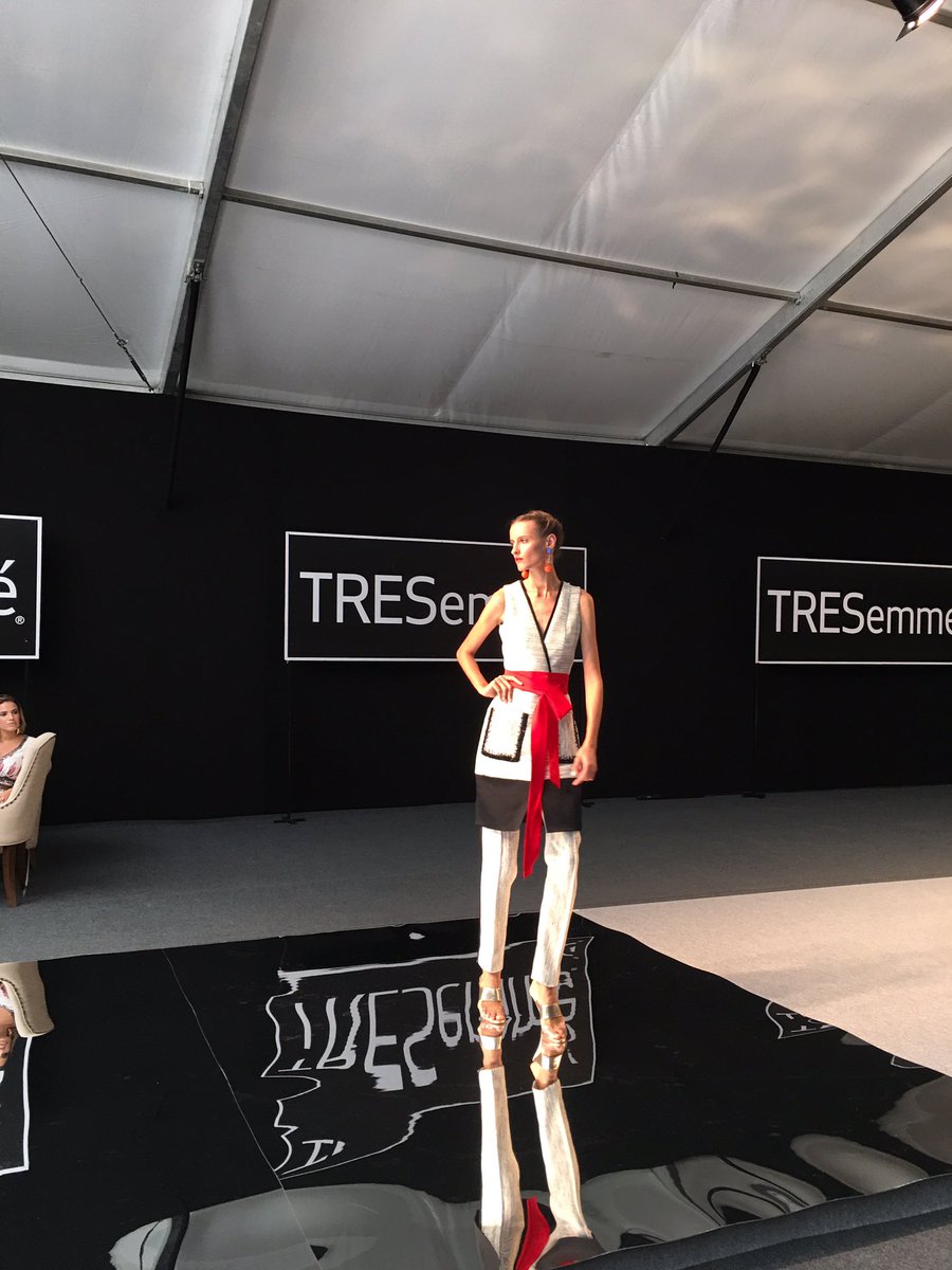 Este look en blanco, negro y toque rojo es el que abre el desfile de <a href="/Inunez_design/">Inuñez</a>