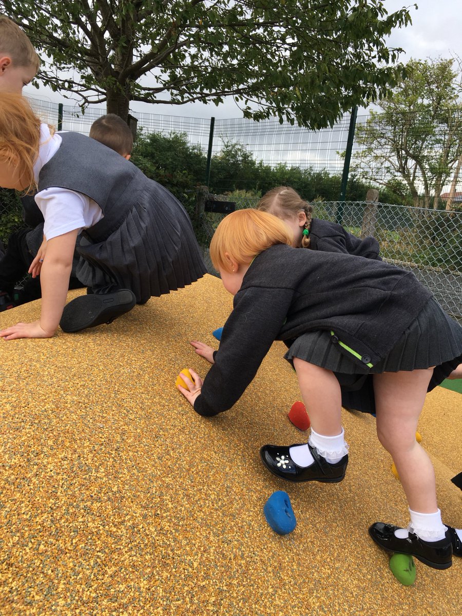 OnoFnlomce_net's tweet photo. FS1 loved exploring their brand new outside area today. #outsidelearning #LRAfs https://t.co/7Mt5BgXZWR