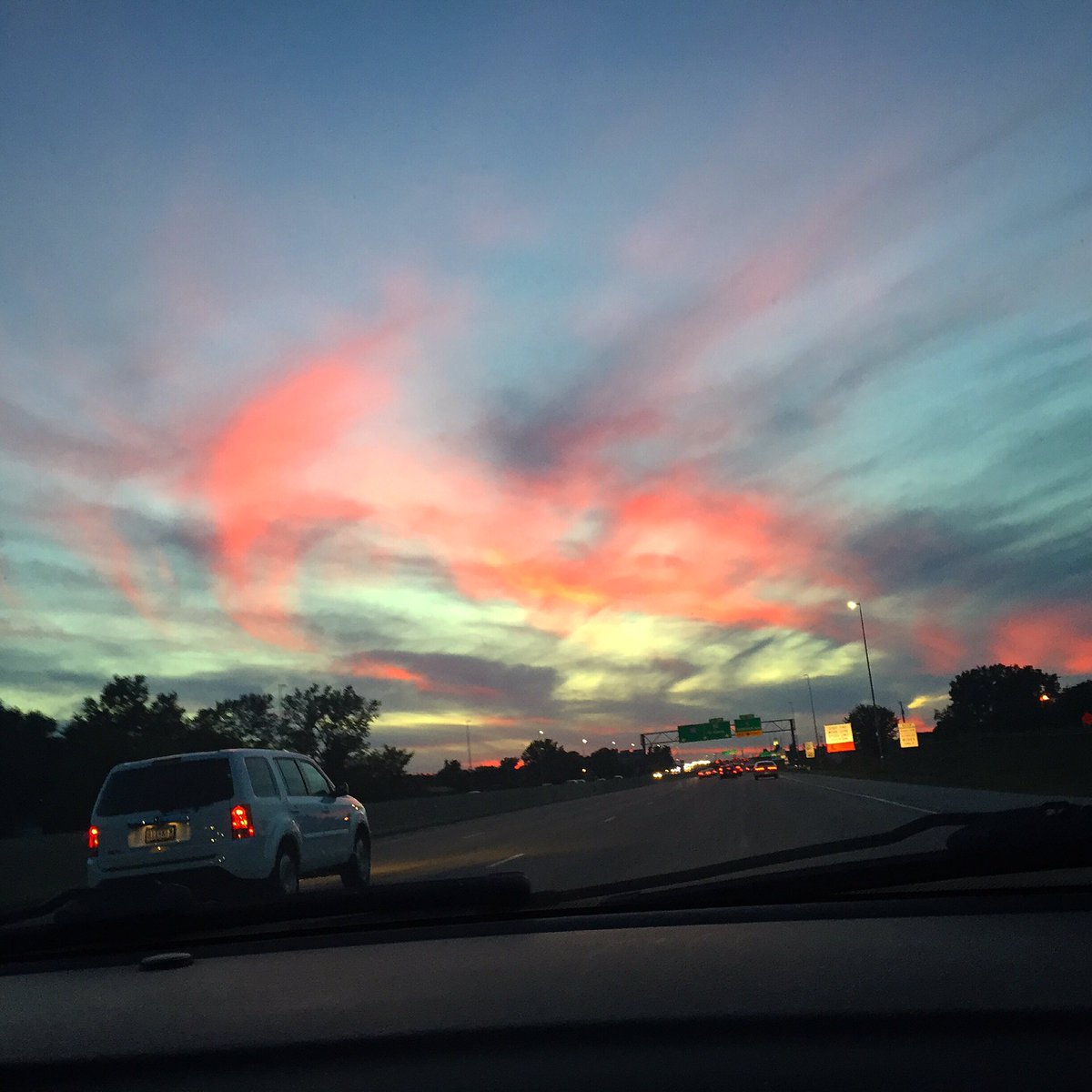 RavinaMoto's tweet photo. Beautiful MN #sunset
#fireysky #maplegrove #mnbox #minnesota #dreamy https://t.co/GBFzI5lvCh