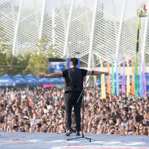 amitamotion's tweet photo. Ο @MyronasStratis on stage! Το κοινό δεν σταμάτησε να τραγουδά τους Θετικούς του στίχους! #PositiveEnergyDay2016 https://t.co/tqH63jhkiO