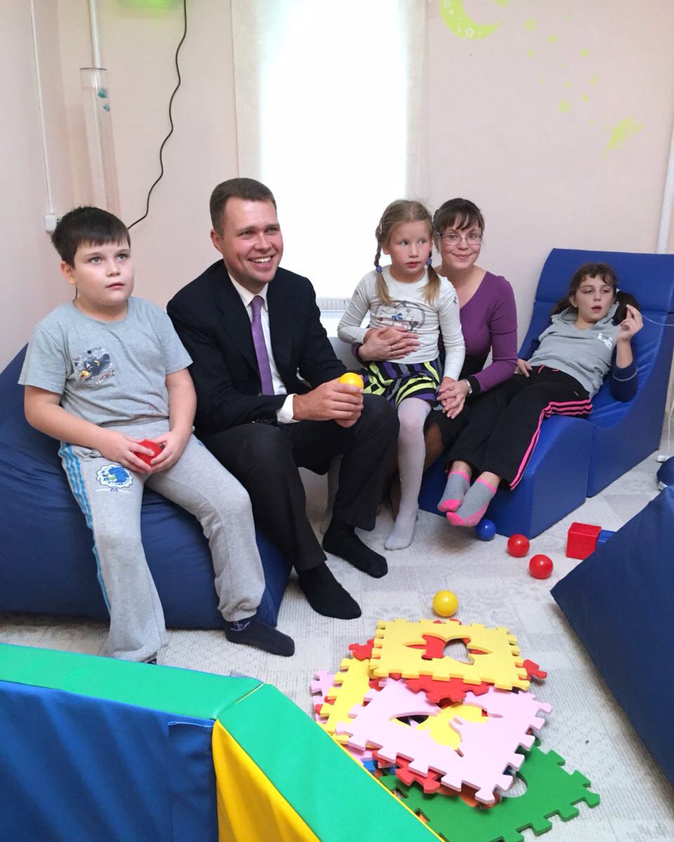 В фонде помощи "Надежда" открылась сенсорная комната психологической разгрузки. Сотрудники-люди с золотыми сердцами