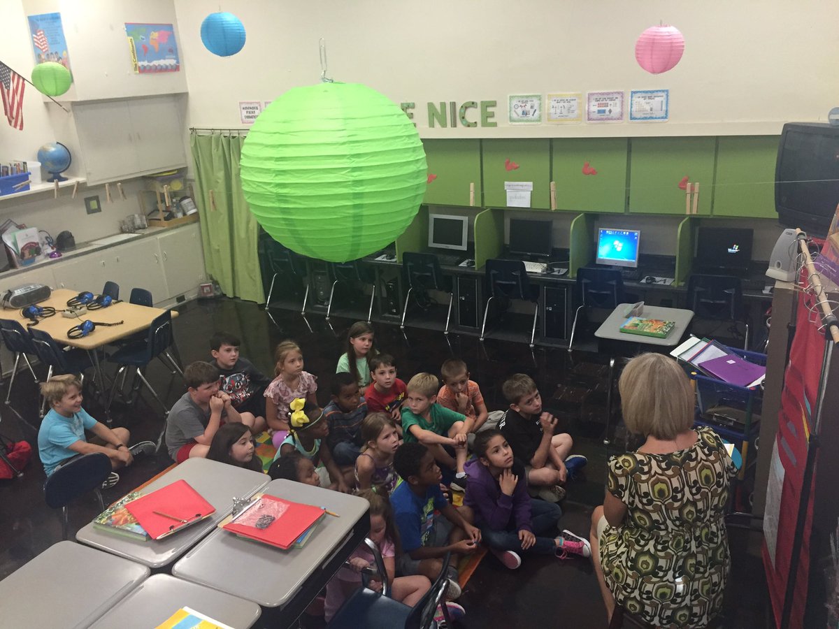 BpanikR's tweet photo. Reading "I'm Here" for Dot Day week! Great book talk #DotDay #floatingdots #ramestweets @peterhreynolds @FableLearn https://t.co/c2voZuDR3x