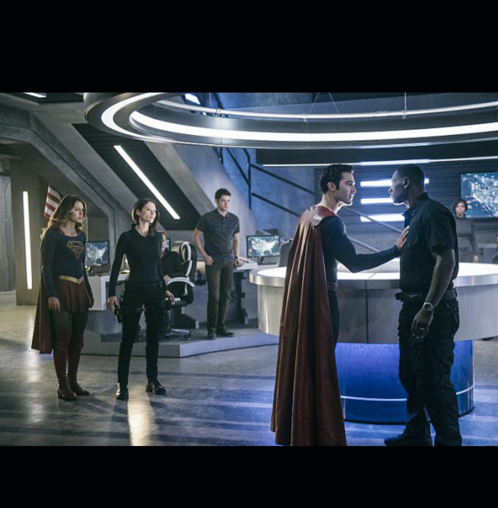 DavidHarewood's tweet photo. It's gonna kick off!! #SupergirlCW #Supgirl #Superman #MartianManhunter https://t.co/vjPrZUqkpq