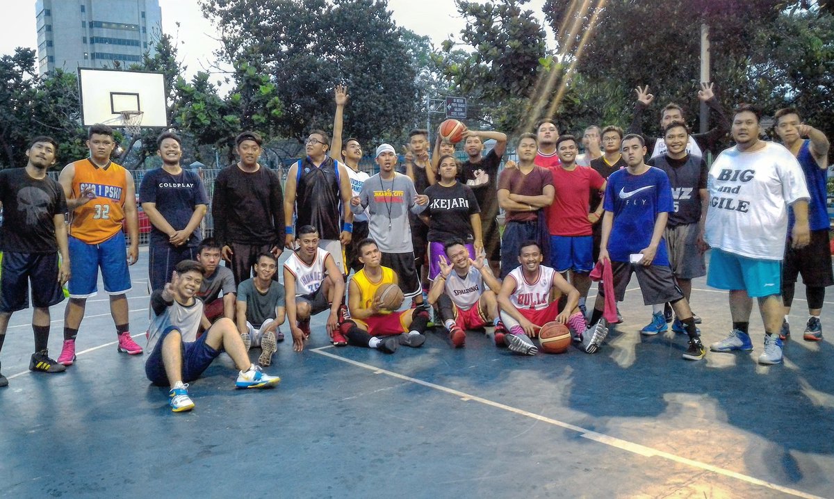 nsane11's tweet photo. Being alone weakens your body but, having friends in common strengthens your body ! 🏀🏀🏀 #latepost #stweetball_id https://t.co/Atlw5C7Tl0
