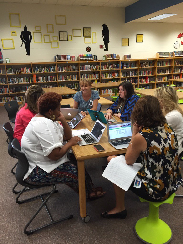 CLMSLibrarybird's tweet photo. Mrs. Barringer works with grade 6 Ts on A3k level sets.  #clmspride @CorriherLipeMS @gina_barringer @literacybird https://t.co/77bC6wmaxo