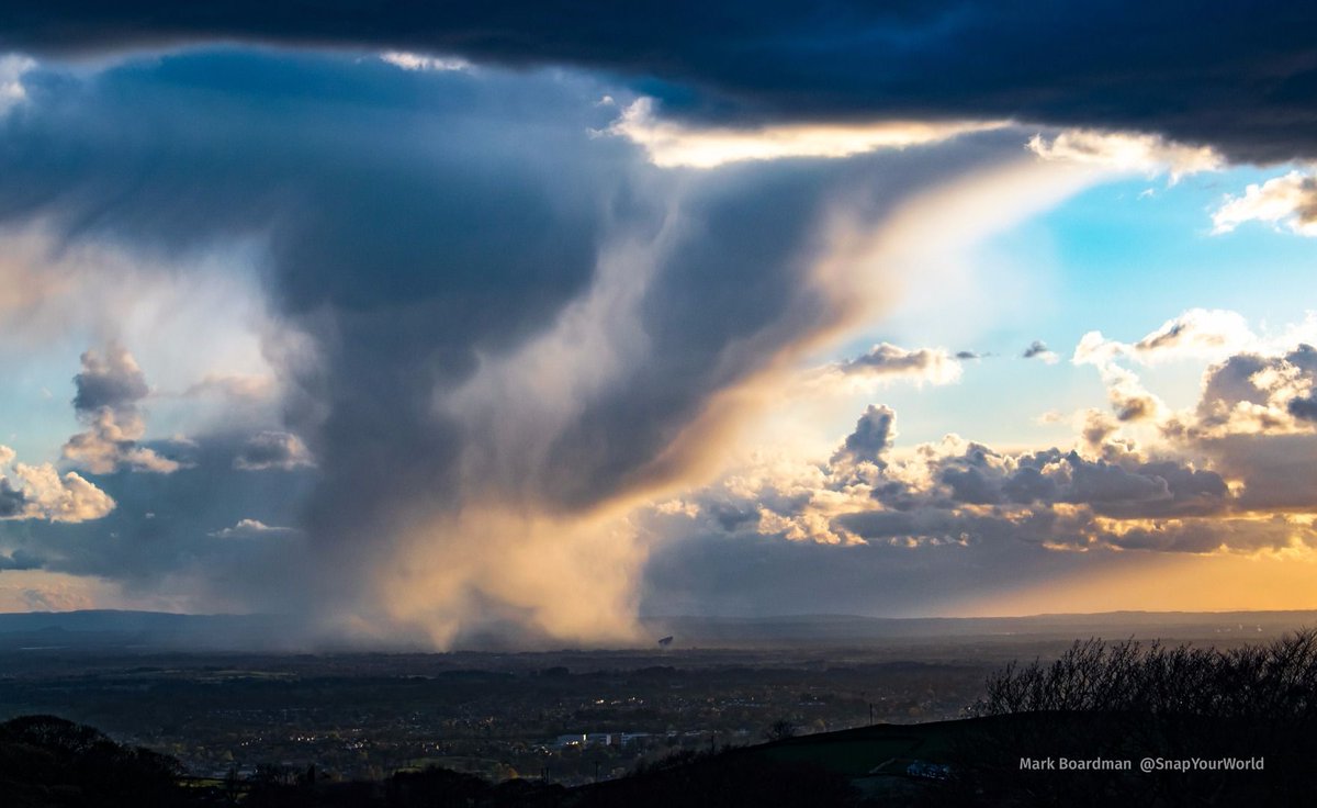 StormHour's tweet photo. For a chance to be our Header Of The Week, tweet your photo to @StormHour using #Header https://t.co/JvkCWNPJ3C https://t.co/861XWyZxeV