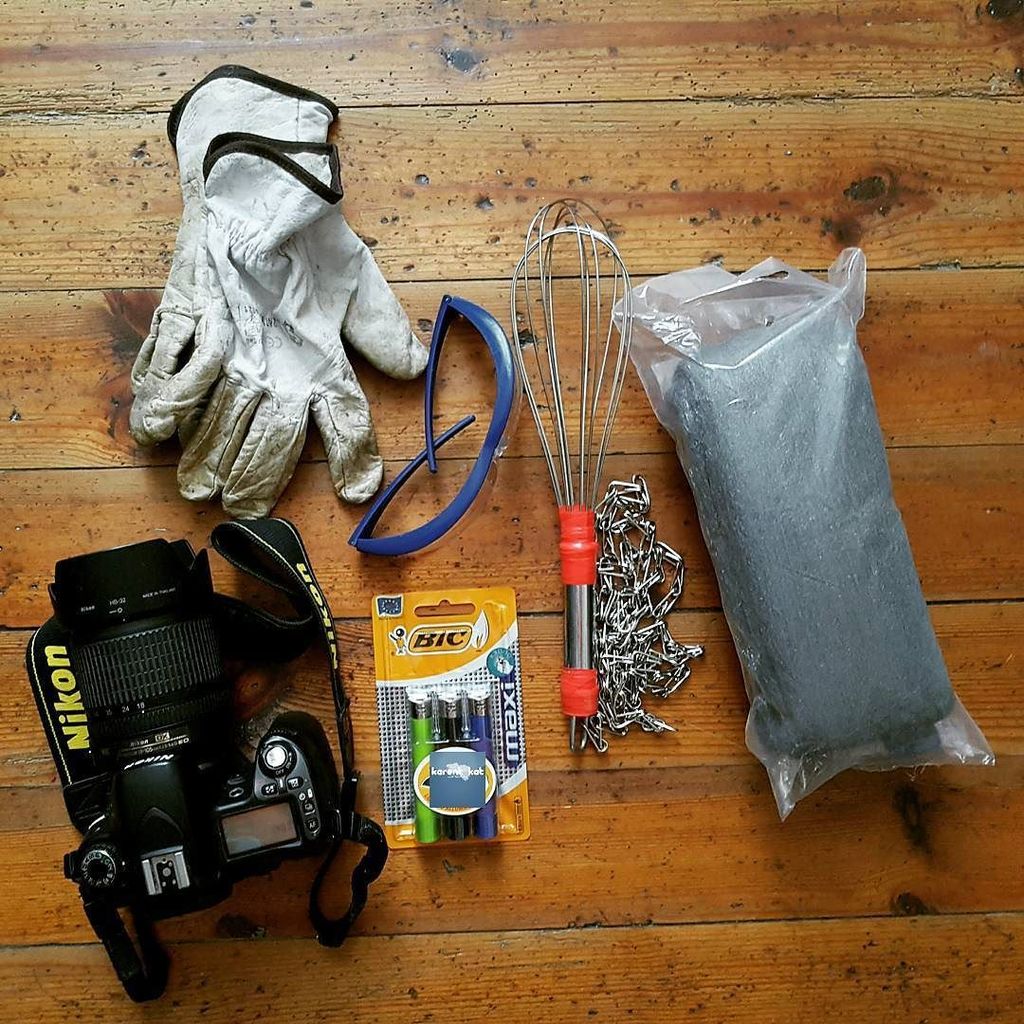 Karent_Kat's tweet photo. En mode préparation de photos ! 📷+🌑 = ?
#pauselente #Nikon #Bic #fouet https://t.co/SVxGfTs8lC