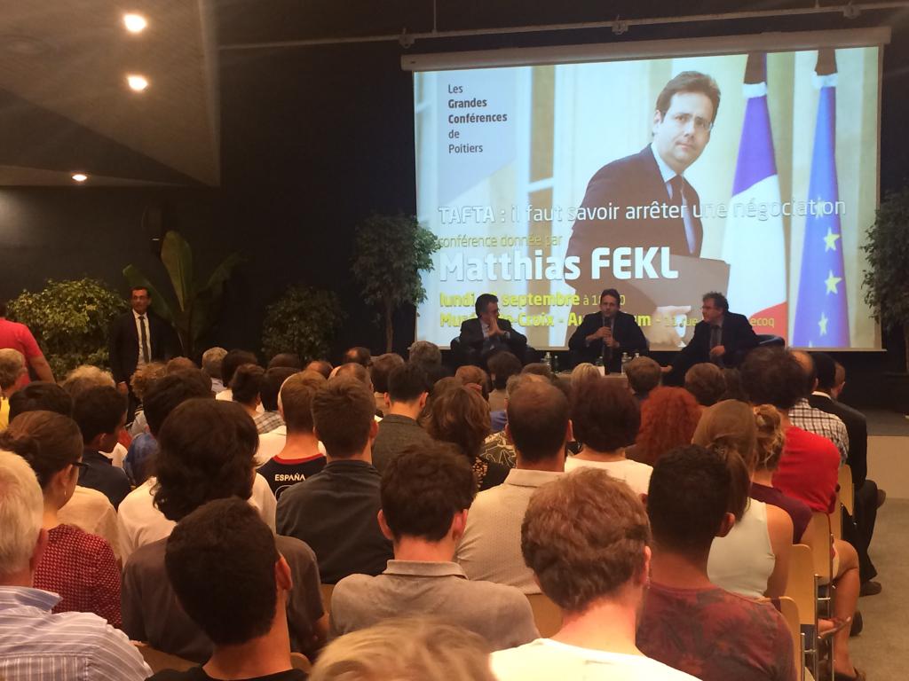 MatthiasFekl's tweet photo. "Savoir arrêter une négociation"- A Poitiers avec Alain Claeys pour débattre de la position de la France #TTIP https://t.co/JsfnPi9wlA
