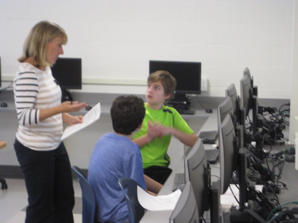 EastHamptonHigh's tweet photo. Collaborating in our new business lab. https://t.co/GBkyGKyzTZ