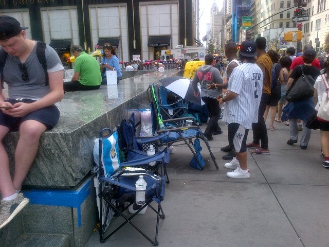 DanaTelsey's tweet photo. @Apple's iPhone7 launches Fri,9/16, but the line has already begun at the 58th & 5th store! #nyc #apple #iphonecrazy https://t.co/ErwxPfZsQ4