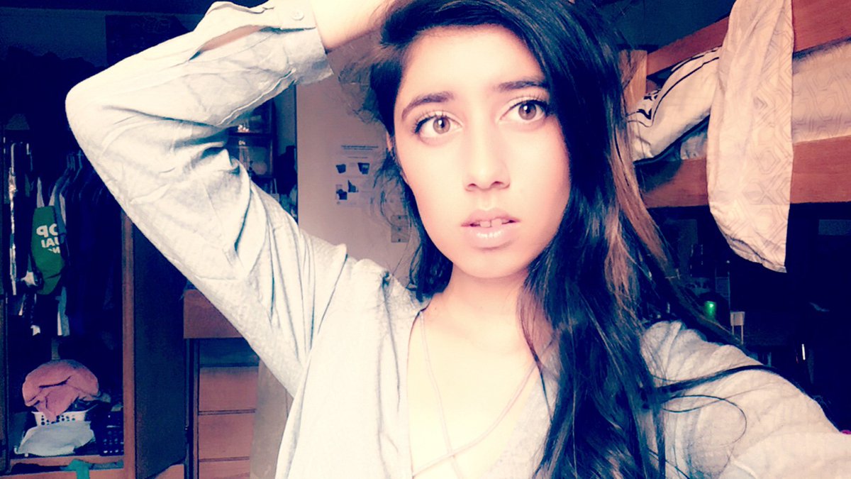 nadzzz7's tweet photo. mandatory eid selfies #EidMubarak #EidAlAdha #stuckinclass https://t.co/Wq4pkLQe9G