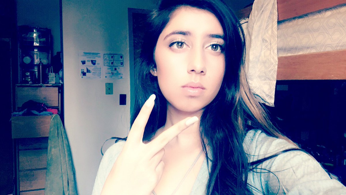 nadzzz7's tweet photo. mandatory eid selfies #EidMubarak #EidAlAdha #stuckinclass https://t.co/Wq4pkLQe9G