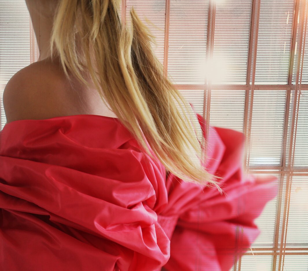 OscardelaRenta's tweet photo. Lights on. #odlrlive https://t.co/XpMmzfnaHE