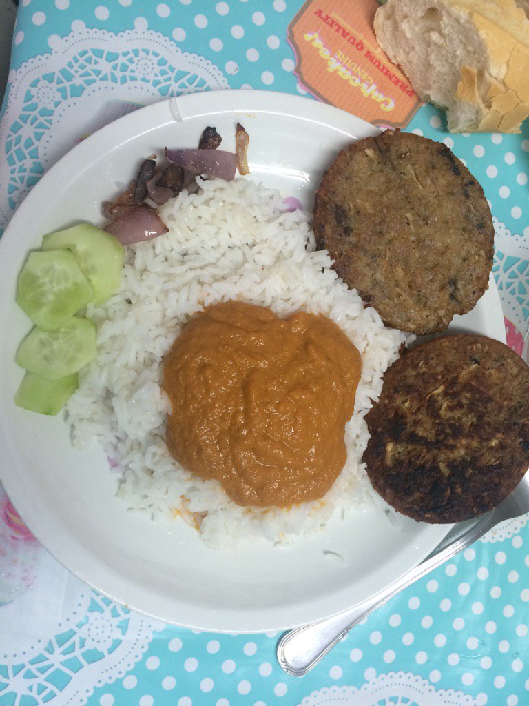 txorizombis's tweet photo. #bikireceta de hoy: #arroz blanco, salsa de #pisto , #burger de #txampis decorado con #cebollaMorada y #pepino 😋🍽😋 https://t.co/iR3LamawfT