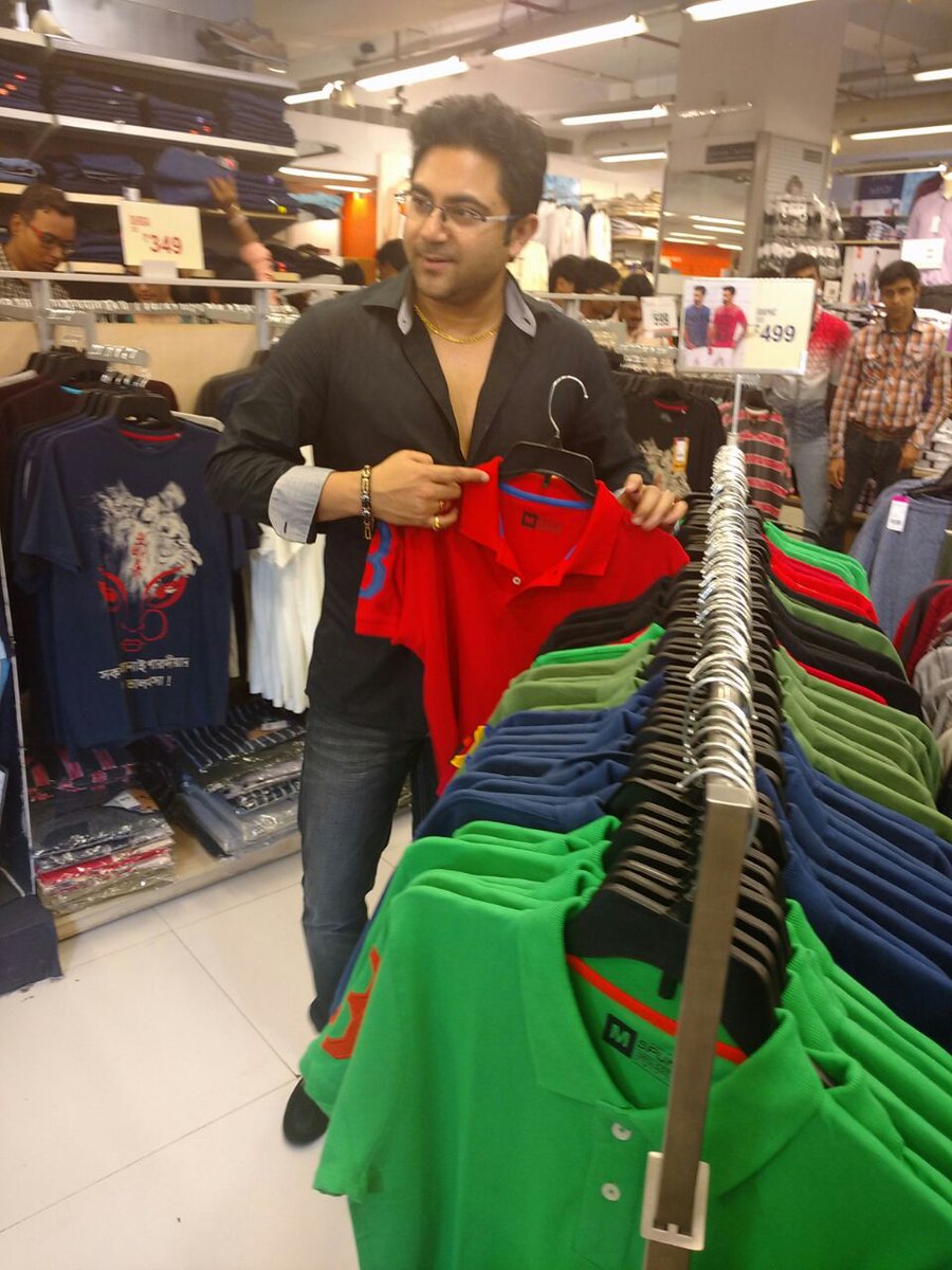 fbb_india's tweet photo. .@myslf_soham picks out his favourite from the fbb store and showcases to the audience #PujoReadyPara https://t.co/K0w2UJ45cs