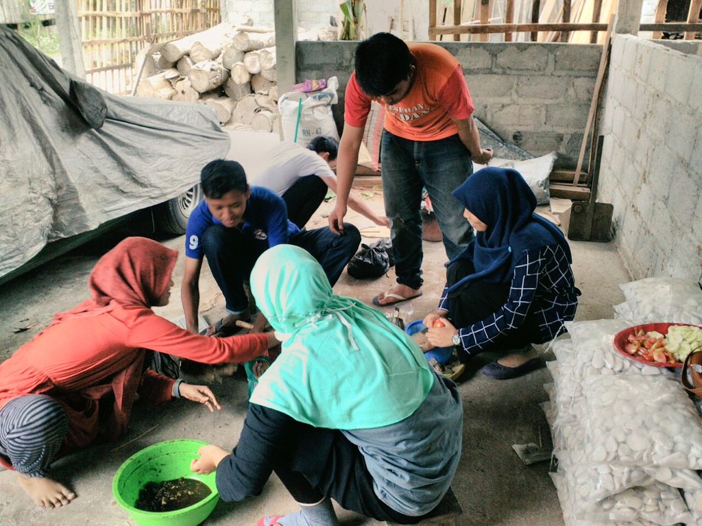 SiwwyPangestu's tweet photo. Luar byasahhh kawan 😂 terimakasih atas kebersamaan ini 😘 kebersamaan dalam kesederhanaan
#PGMI #A2014 #12092K16 😘😍😇 https://t.co/SlJje92l5d