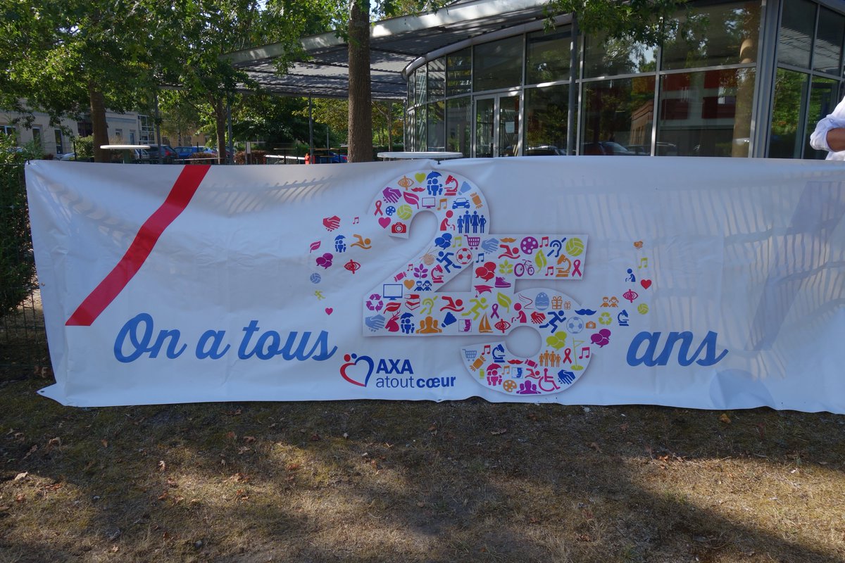 carolebernaert's tweet photo. des cyclistes incroyables ! #bikecoeur #axaatoutcoeur https://t.co/9qCBlm2sDr