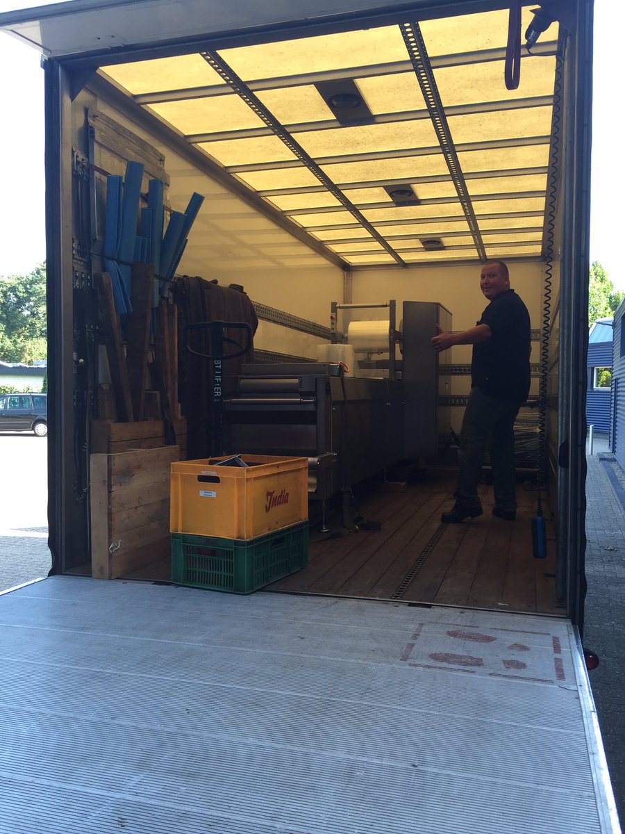 vanUhmbv's tweet photo. Richard gaat morgen weer afleveren een nieuwe #variovac dieptrek verpakkingsmachine type Optimus 35! https://t.co/d1KNxFVsIy