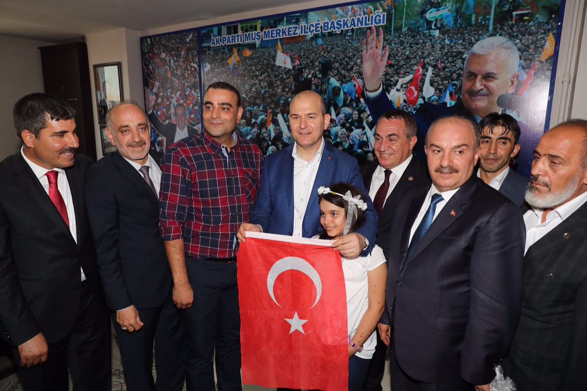 Sevgili Esmanur, Demokrasi Nöbetlerinde 27 gün boyunca sırtında taşıdığı Al Bayrağı bana hediye etti