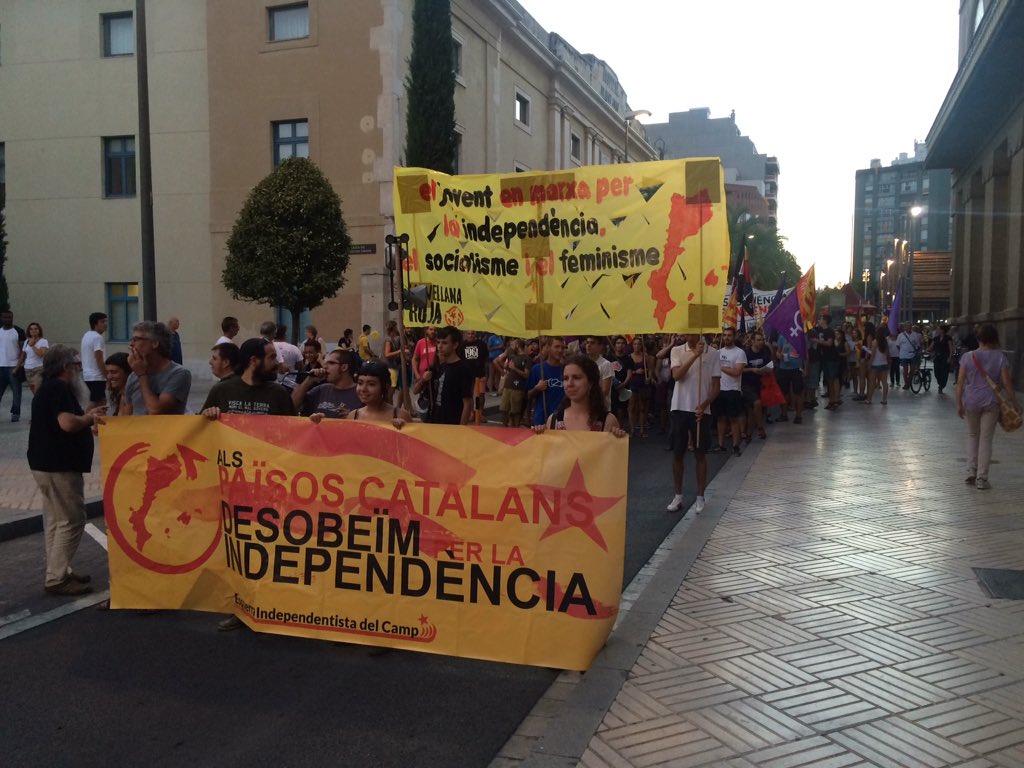 CUPTarragona's tweet photo. La @CUPTarragona davant de les mobilitzacions de l’11 de Setembre de 2016 https://t.co/h2x0SZjPiZ #11set2016 https://t.co/rIbcIAHLd3