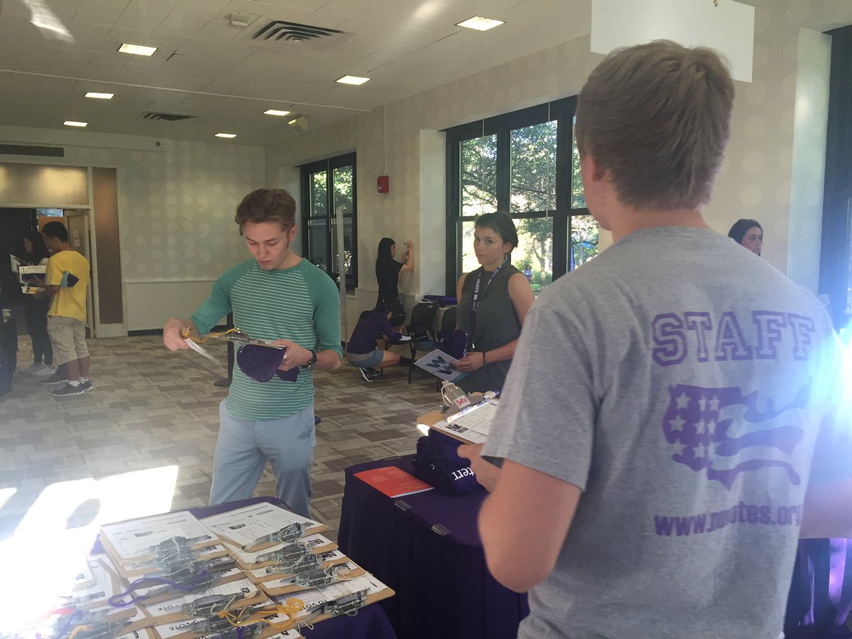 Welcome #NU2020! Voter registration &amp; <a href="/NU_Wildcard/">Northwestern Wildcard</a> pick up underway at Sargent.