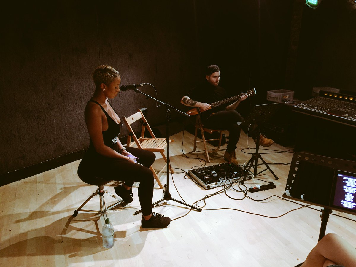 @indianaifill getting ready for <a href="/PrimoBarLondon/">Primo Bar</a> gig @latenightliveofficial tmr details at latenightlive.co 💥