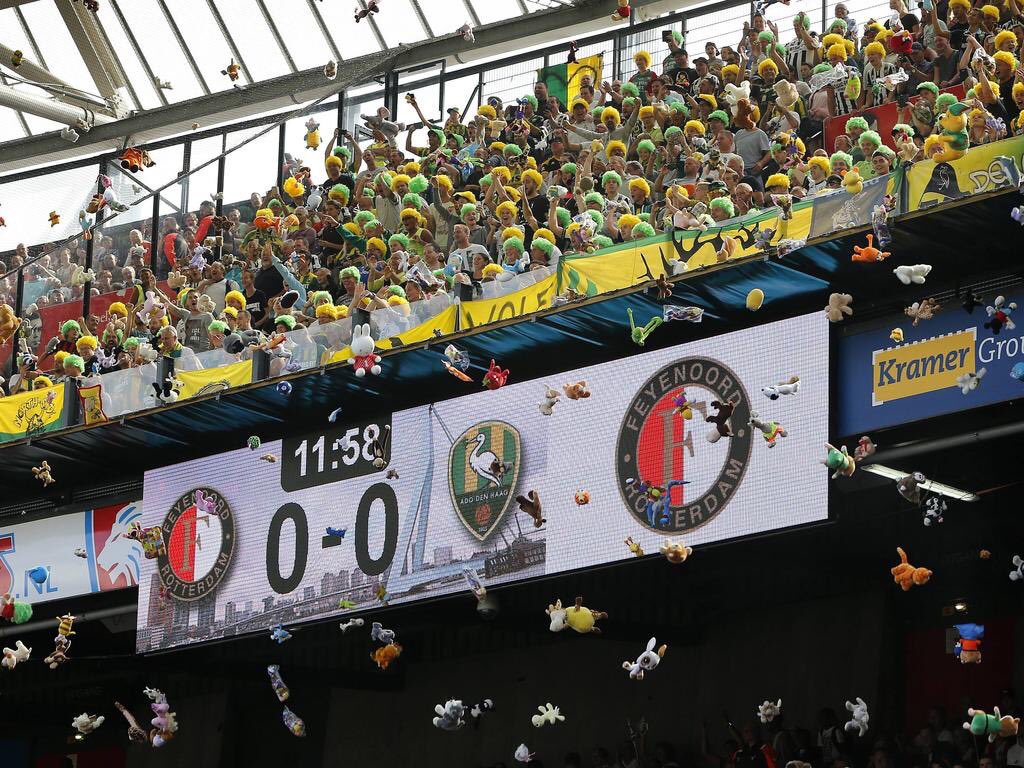 pablocarrozza's tweet photo. Hinchas del ADO Den Haag de Holanda lanzaron peluches a una tribuna donde había chicos de un hospital infantil. https://t.co/Giz83JYUrL
